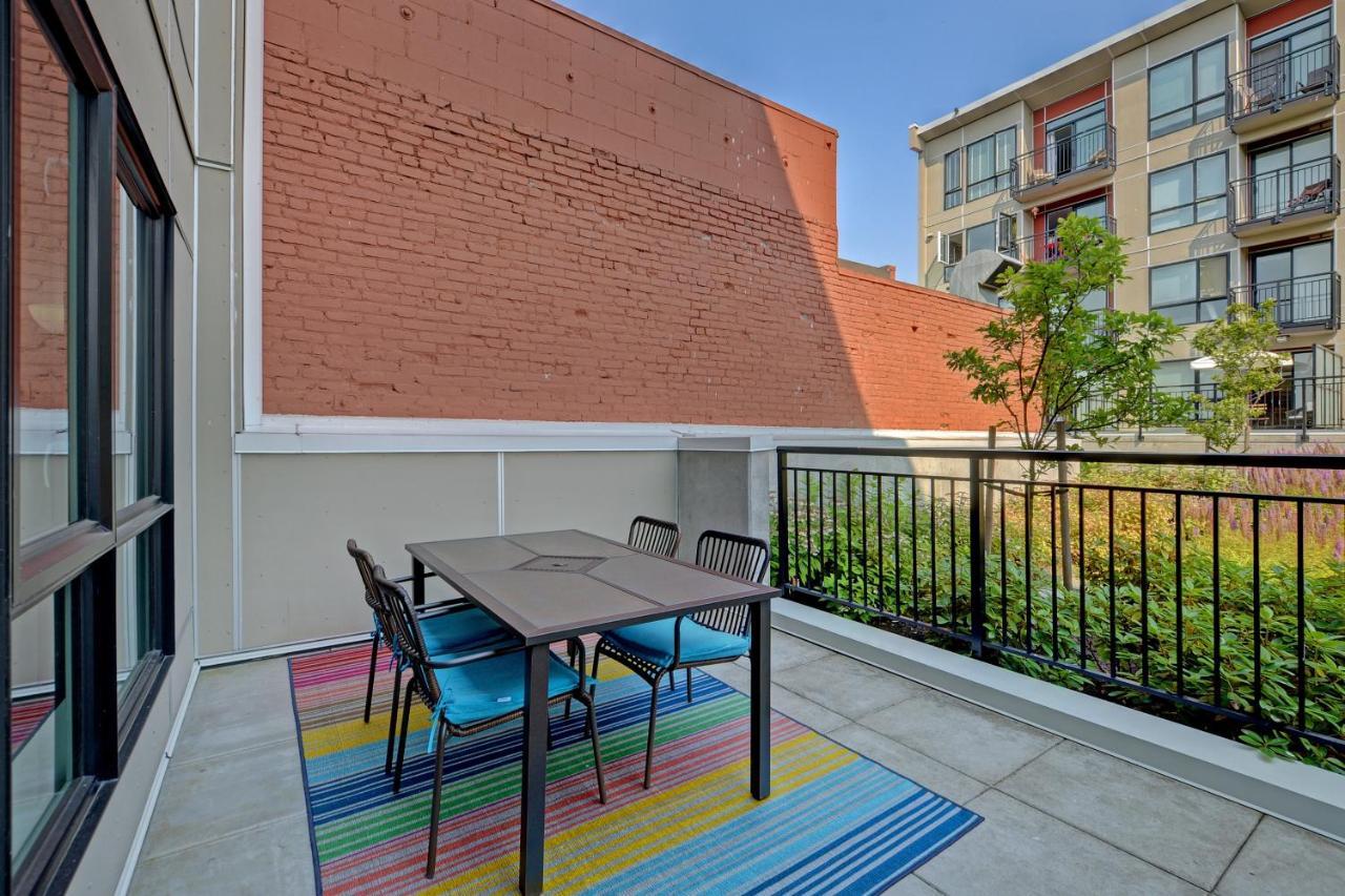 Gorgeous Old Town Condo With Patio And Parking! Victoria Exterior foto